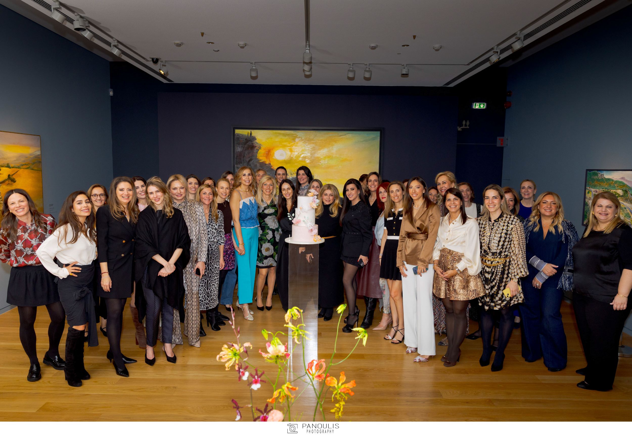 Η εορτάζουσα Ελευθερία Αγγελοπούλου με τις φίλες της μπροστά στην τουρτα των γενεθλίων της