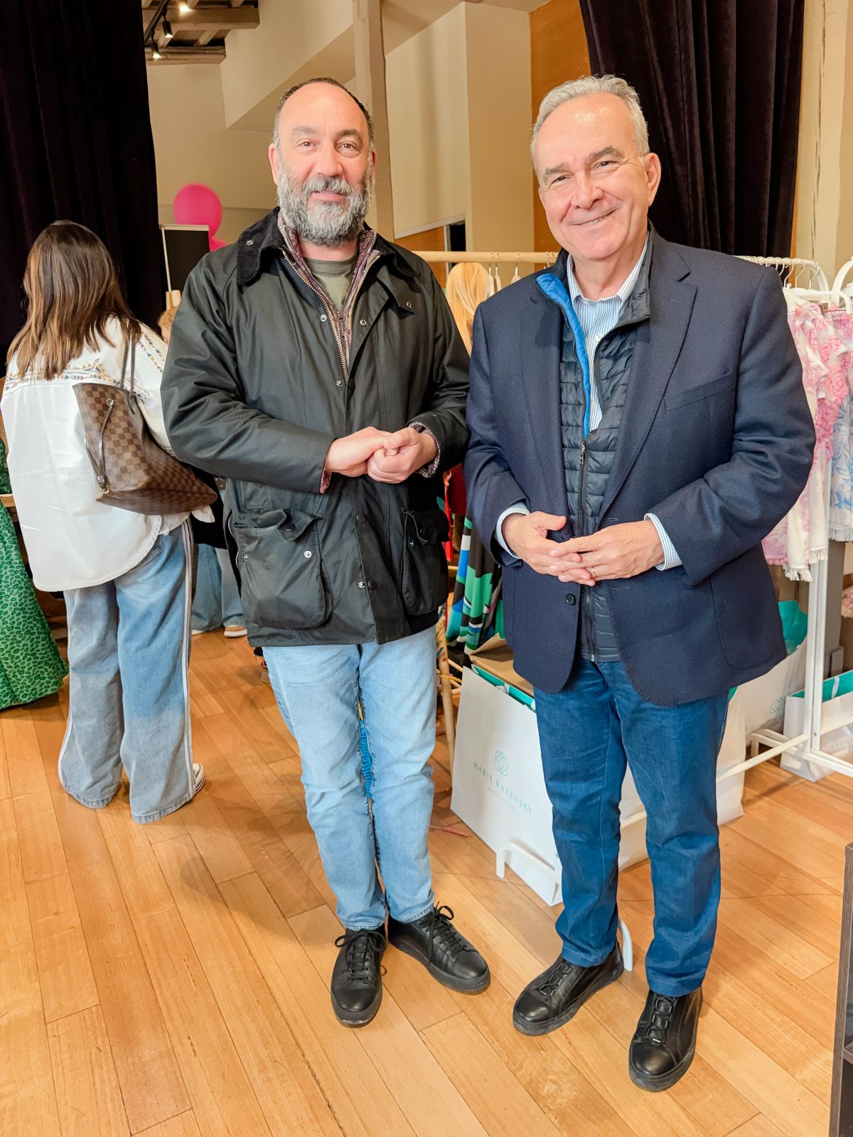 Εκεί και ο Υπουργός Εθνικής Οικονομίας Νίκος Παπαθανάσης με τον δικηγόρο Νικόλα Κατσαρό 