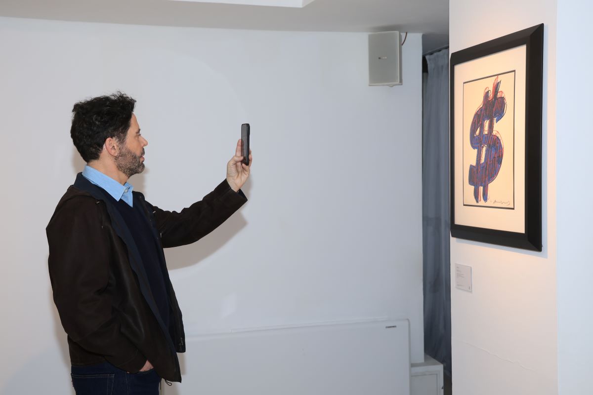 Ο Χρύσανθος Πανας, φωτογραφίζει ένα εργο του Andy Warhol