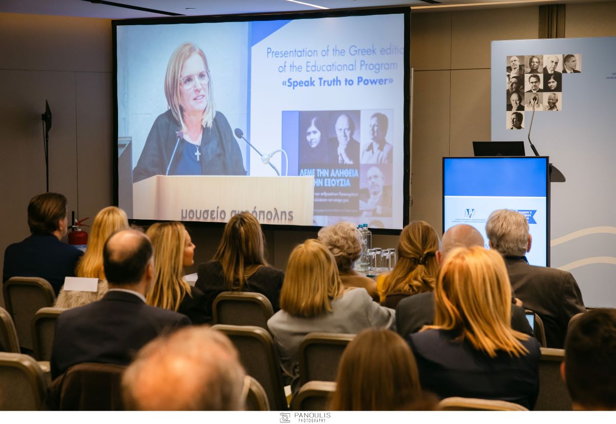 Η Kerry Kennedy από video wall μιλάει στο σεμινάριο