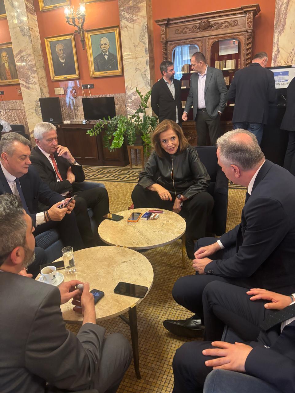 Η Ντόρα Μπακογιάννη στη μέση της παρέας των βουλευτών