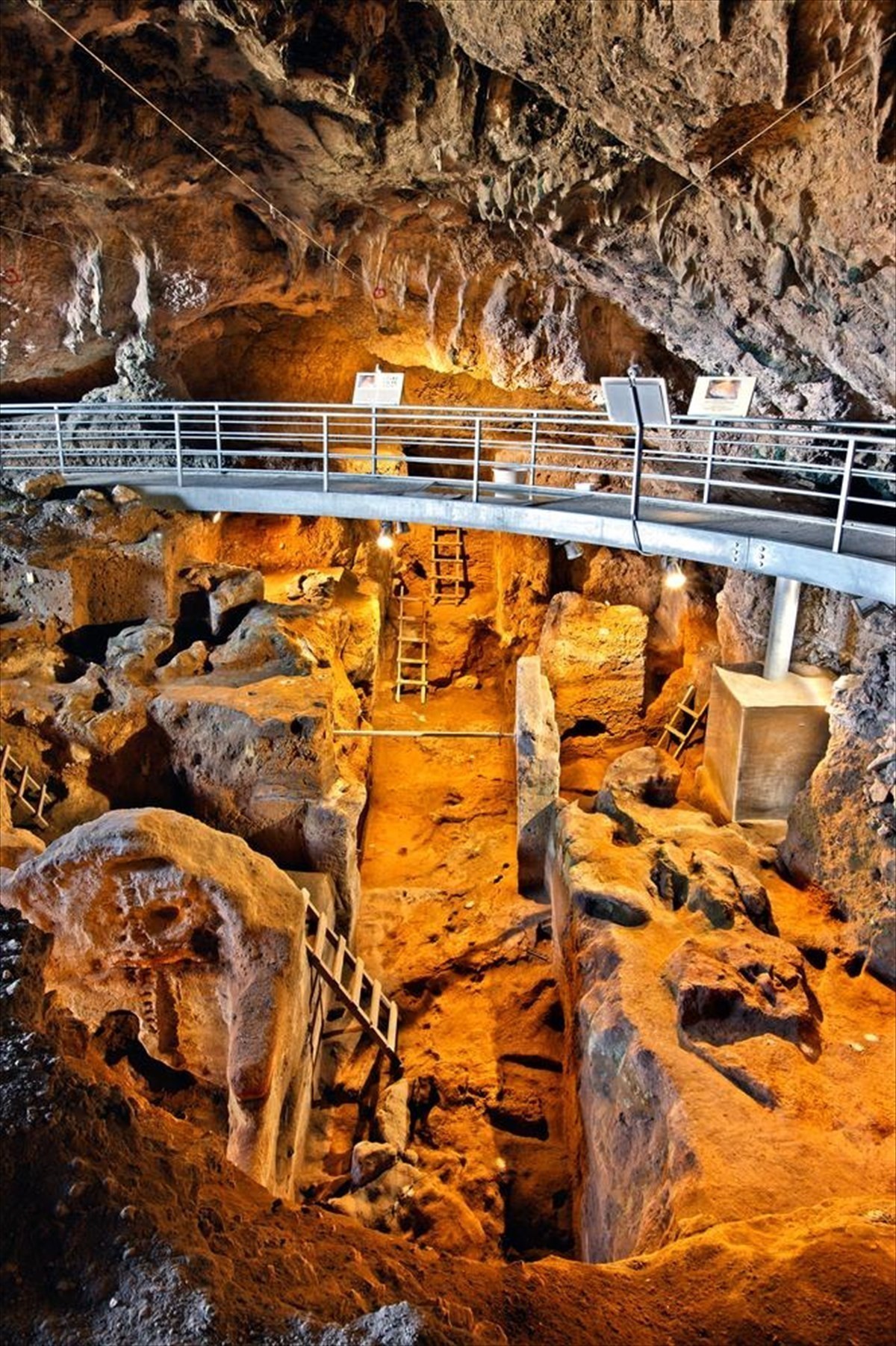 Άποψη του σπηλαίου της Θεόπετρας