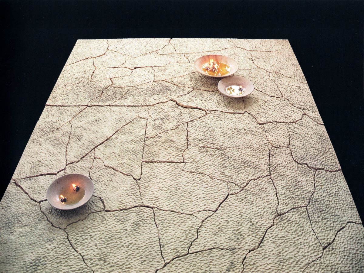 «Δέηση στη γη», εγκατάσταση δαπέδου