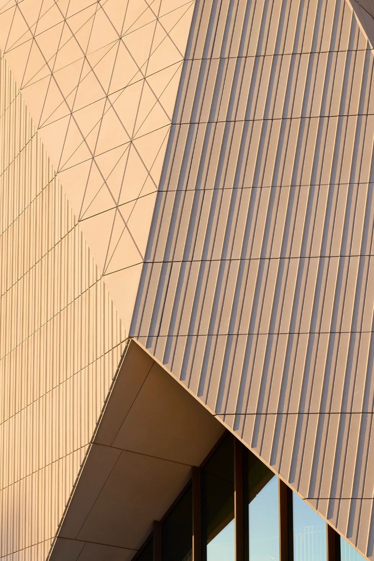 Στο χρώμα της άμμου το νέο μονερνιστικό κτήριο, σχεδιασμένο από ιρλανδικό αρχιτεκτονικό γραφείο