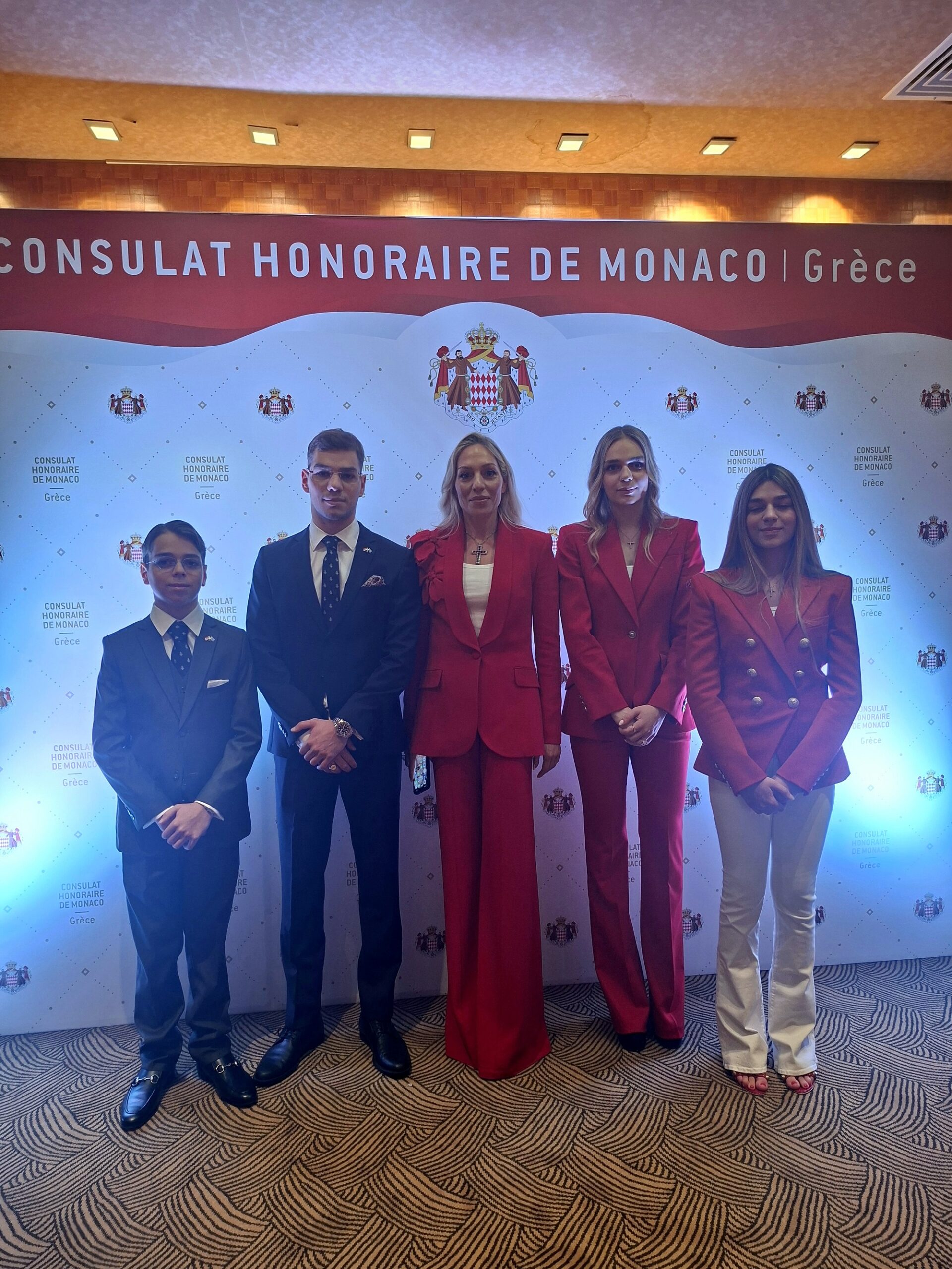 Η Ροη Αποστολοπουλου με τα τέσσερα παιδιά τους, όλοι ντυμένοι στα χρώματα του Μονακό