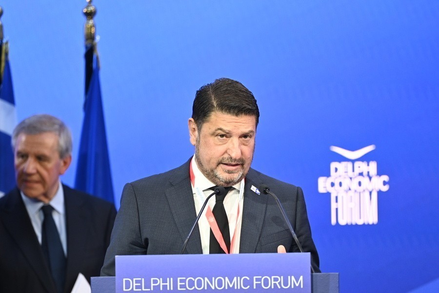 Ο Περιφερειάρχης Αττικής Νίκος Χαρδαλιάς, παρουσία του Προέδρου της Δημοκρατίας, αρχηγών κρατών και υψηλόβαθμων διεθνών αξιωματούχων, ανέδειξε τη σημασία του φετινού θέματος του Forum, μιλώντας στην έναρξη του Delphi Economic Forum ΧΙ στους Δελφούς Πηγή: ΑΠΕ-ΜΠΕ/ΠΕΡΙΦΕΡΕΙΑ ΑΤΤΙΚΗΣ/STR