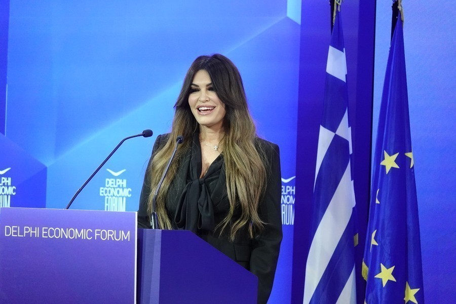 Η πρέσβης των ΗΠΑ στην Ελλάδα Κίμπερλι Γκίλφοϊλ μιλάει, κατά τη διάρκεια του 11ου Οικονομικού Φόρουμ των Δελφών. Πηγή: ΑΠΕ-ΜΠΕ/ΑΠΕ-ΜΠΕ/ΧΑΡΗΣ ΑΚΡΙΒΙΑΔΗΣ