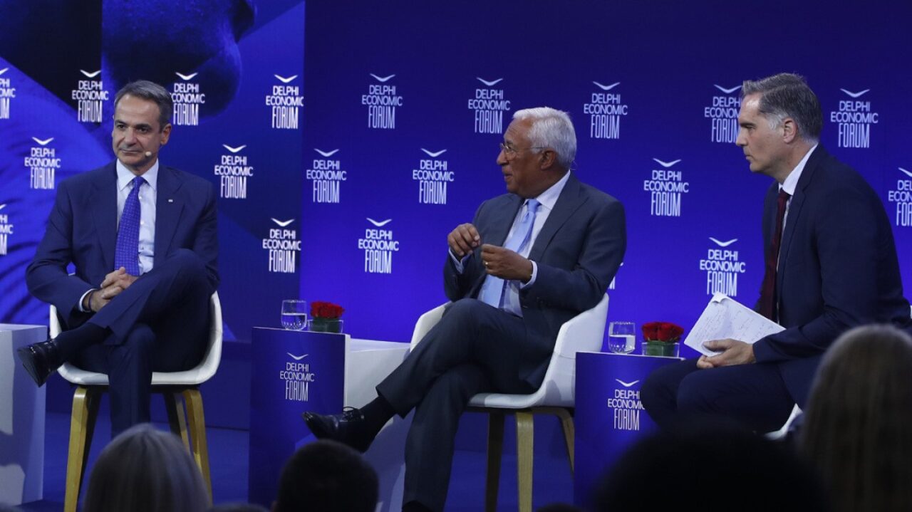 Ο πρωθυπουργός Κυριάκος Μητσοτάκης με τον πρόεδρο του Ευρωπαϊκού Συμβουλίου Αντόνιο Κόστα και τον ανταποκριτή του CNN Φρεντ Πλέιτγκεν