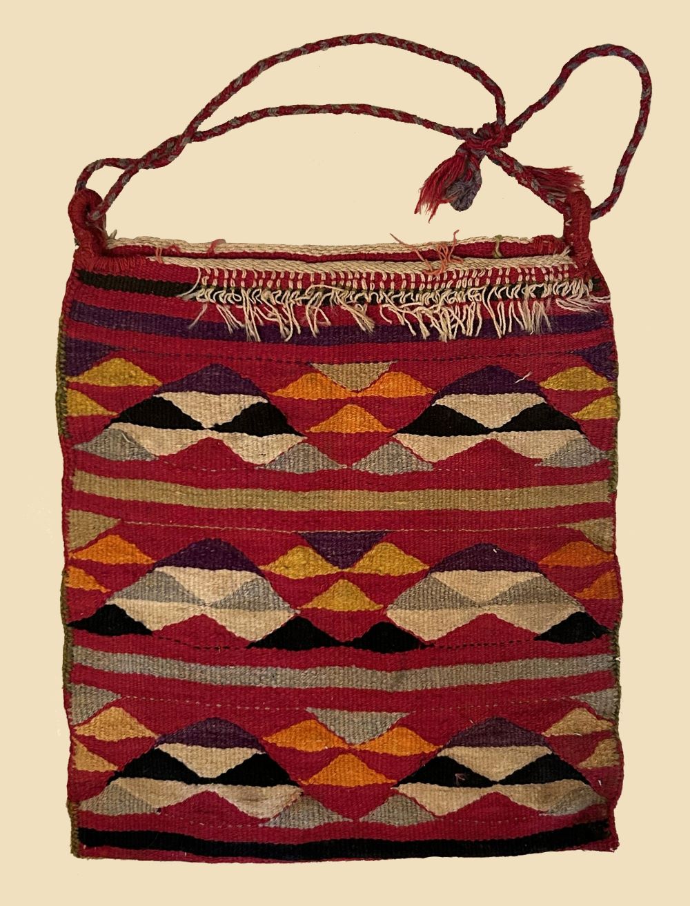 Ταγάρι με τρεις σειρές αλληλένδετων τριγώνων (κούπες). Περίπου 1900. Συλλογή Διαμάντως Δαλιάνη-Θεοδωροπούλου, Γεράκι