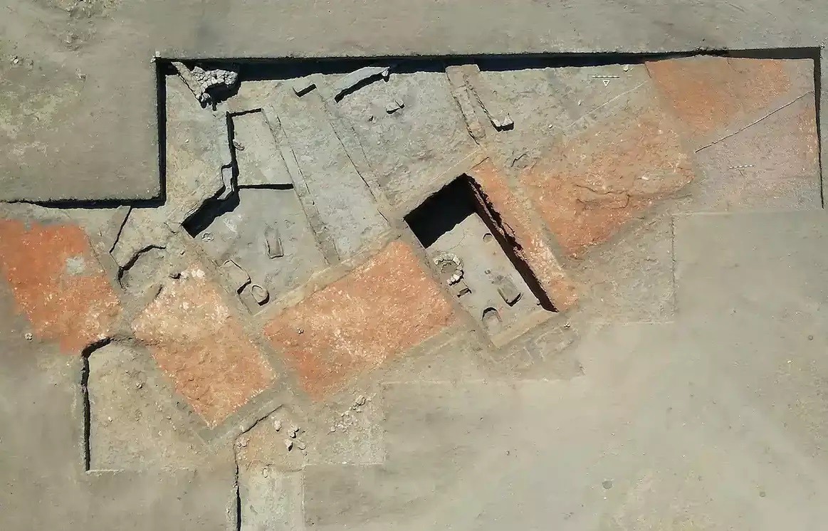 Αεροφωτογραφία της θέσης των οικοδομικών καταλοίπων της πρώιμης Εποχής του Χαλκού στον λόφο Κουλουόμπα