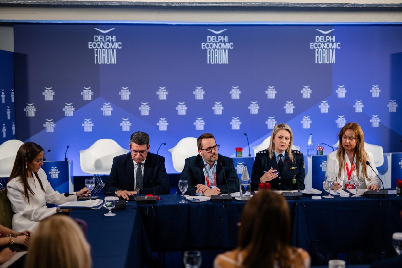 Δόμνα Μιχαηλίδου: Υπουργός Κοινωνικής Συνοχής και Οικογένειας · κ. Δημοσθένης Αναγνωστόπουλος: Γενικός Γραμματέας Πληροφοριακών Συστημάτων και Ψηφιακής Διακυβέρνησης · κ. Thibault De Lary De Latour: Head of External Engagement Americas & Europe της BAT · κα. Κωνσταντίνα Δημογλίδου: Εκπρόσωπος Τύπου της Ελληνικής Αστυνομίας · κα. Φωτεινή Κουλούρη: Γενική Διευθύντρια Δημόσιας Υγείας και Ποιότητας Ζωής στο Υπουργείο Υγείας