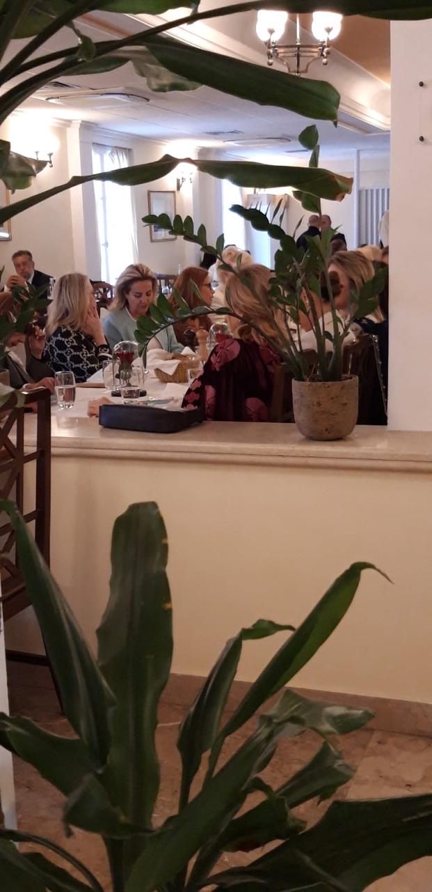 Οι κυρίες έξω από το γραφείο του Κυριάκου Μητσοτάκη και στο καφέ της Βουλής