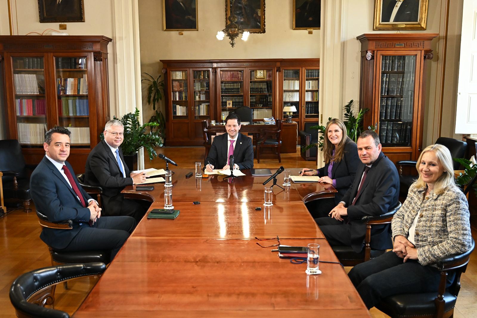 Διακρίνονται (από αριστερά) ο Διευθυντής Εταιρικών Σχέσεων της HELLENiQ ENERGY, Σωτήρης Αναστασιάδης, ο CEO της HELLENiQ ENERGY, Ανδρέας Σιάμισιης, ο Πρύτανης του Εθνικού και Καποδιστριακού Πανεπιστημίου Αθηνών, Καθηγητής Γεράσιμος Σιάσος, η Πρόεδρος του Ιδρύματος Νεολαίας και Δια Βίου Μάθησης κα Άννα Ροκοφύλλου, ο Αντιπρύτανης Διοικητικών Υποθέσεων, Φοιτητικής Μέριμνας και Δια Βίου Μάθησης, Καθηγητής Χρήστος Καραγιάννης και, δεξιά στη φωτογραφία, το Μέλος του Συμβουλίου Διοίκησης του ΕΚΠΑ, Καθηγήτρια Αθανασία Σμυρνιώτου.