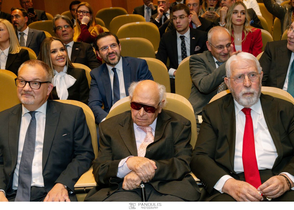 Από αριστερά ο πρέσβης του Ηνωμένου Βασιλείου κ. Matthew Lodge, o κ. Ευάγγελος Αποστολόπουλος και ο Επίτιμος Πρόεδρος του Ιατρικού Ομίλου Αθηνών Δρ. Γεώργιος Β. Αποστολόπουλος