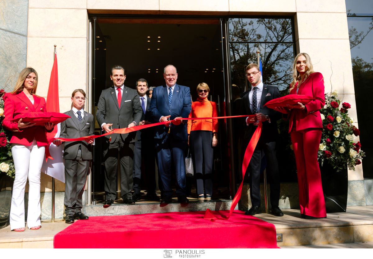 Κοπή κόκκινης κορδέλας από την Α.Γ.Υ. τον Πρίγκιπα Αλβέρτο Β΄του Μονακό και τον Επίτιμο Πρόξενο του Μονακό στην Ελλάδα, Δρ. Βασίλη Γ. Αποστολόπουλο, παρουσία της Οικογένειας Αποστολόπουλου και της ΥΠΕΞ του Πριγκιπάτου του Μονακό H.E. Isabelle Berro-Amadei