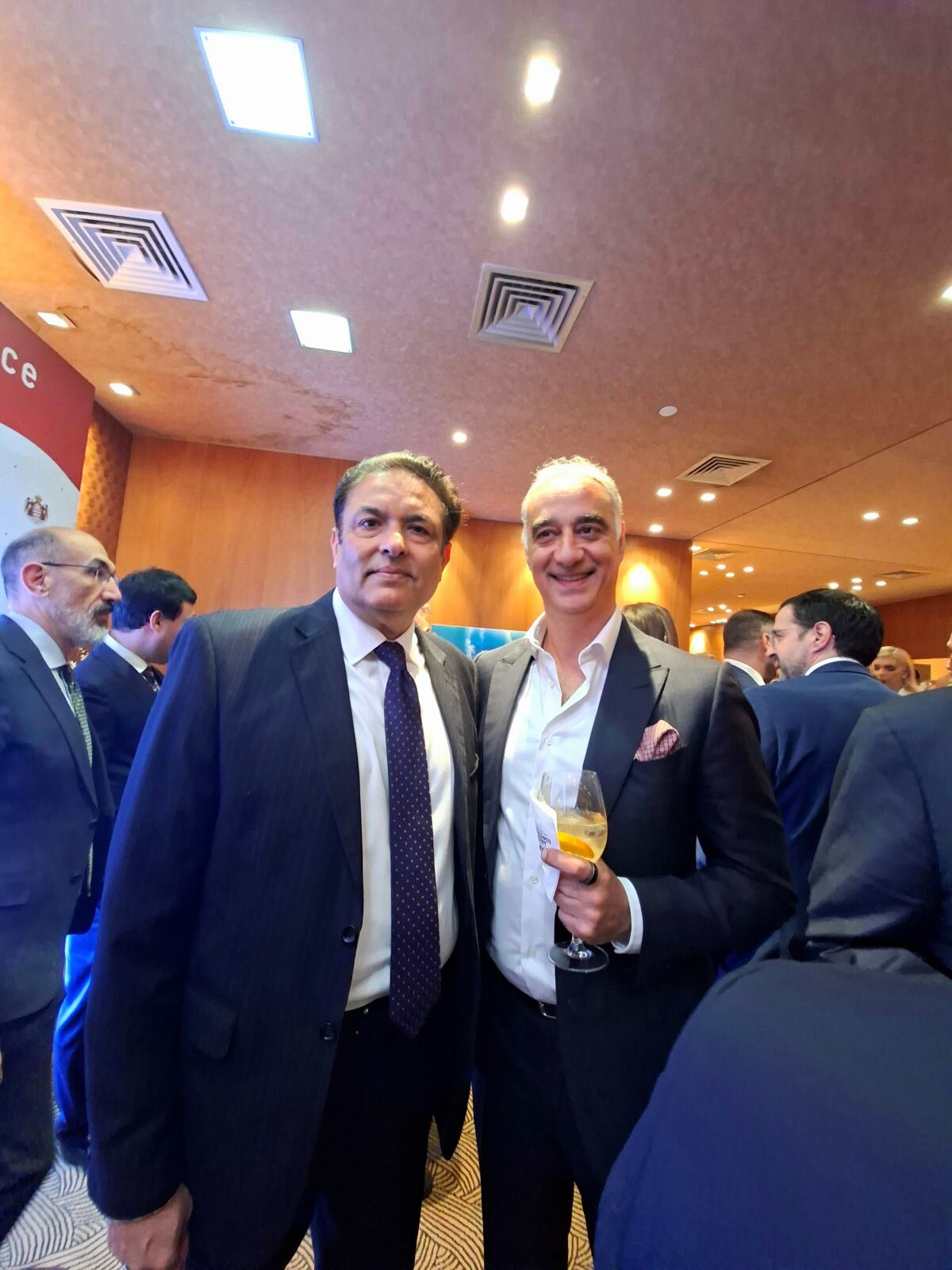 Ο πρέσβης του Πακιστάν στην Ελλάδα Muhammad Aamar Aftab Qureshi, o ιδρυτής του Notia Medcare Karim Smaira