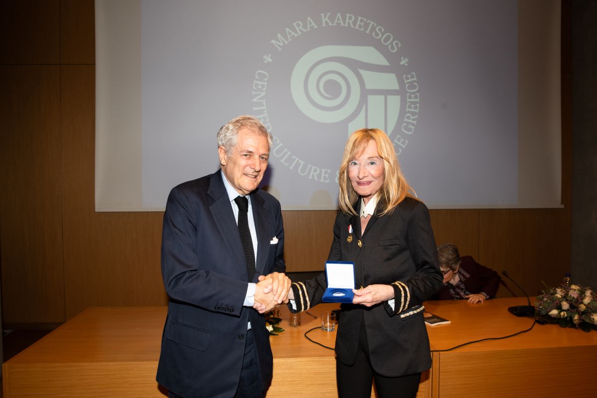 Η ιδρύτρια του κέντρου Mara Karetsos Culture & Science Centre προσφέρει τιμητική πλακέτα στον συγγραφέα Alain Elkann