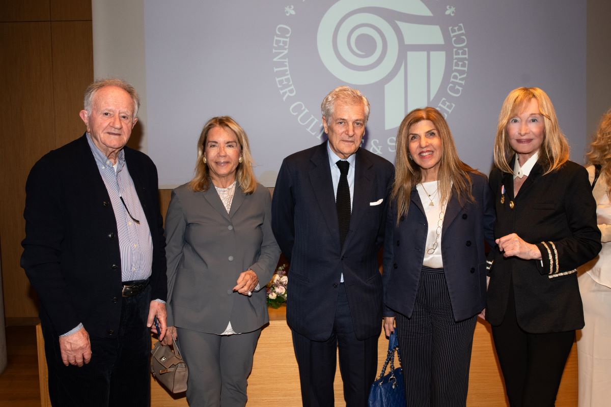 Ο γυναικολόγος Σπύρος Σαρρης, η σύζυγός του, ο Alain Elkann, η Αννα Κούμπα, η Μάρα Καρέτσου