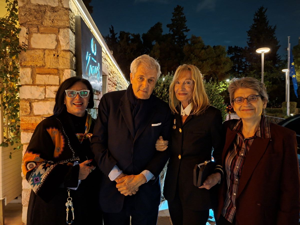 Εξω από τον Διόνυσο η Κορίνα Λαζάρου, ο Alain Elkann, η Μάρα Καρέτσου και η Αντιπρύτανης του ΕΚΠΑ κα. Σοφία Παπαϊωάννου