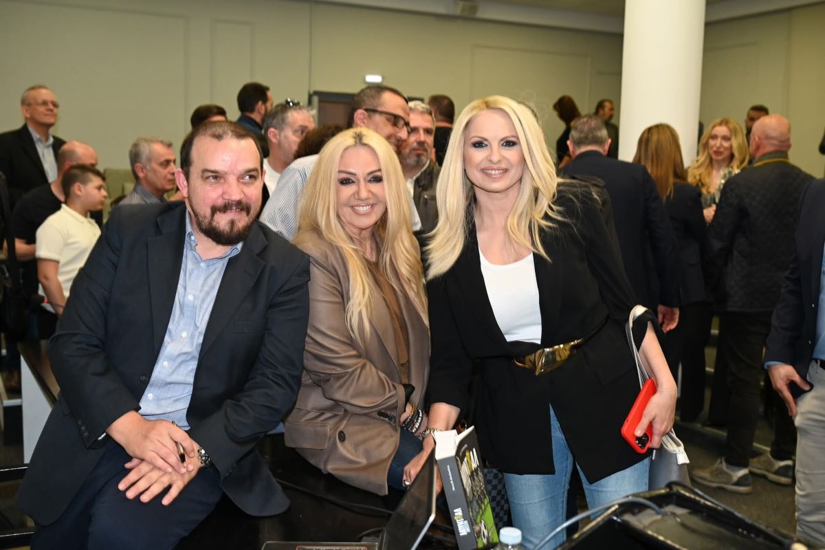 Ο Νίκος Μποζιονέλος με τις δημοσιογράφους Τζώρτζια Συρίχα και Μάγδα Τσέγκου