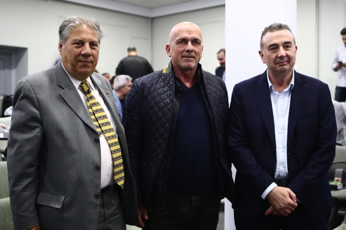 Ο Α’. Αντιπρόεδρος του ΠΣΑΤ Μάνος Σταραμόπουλος, ο Θανάσης Κολιτσιδάκης, μέλος της Εθνικής στο Μουντιάλ του 1994, ο Σωτήρης Τριανταφύλλου, Πρόεδρος της ΠΟΕΣΥ