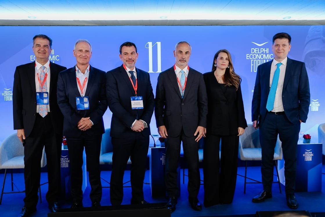 Απο αριστερά: Βασίλης Φουρλής, Πρόεδρος, Fourlis Holdings S.A., Ελλάδα - Γεώργιος Ζέρδιλας, Chief Managing Director, Athens Medical Group, Ελλάδα - Ιωάννης Κωνσταντινίδης, Γενικός Διευθυντής Στρατηγικής, Μετασχηματισμού & Χονδρικής, ΟΜΙΛΟΣ ΟΤΕ, Ελλάδα - Μελίνα Παΐζη, Διευθύνων Σύμβουλος, Lamda Mall Lamda Development, Ελλάδα - Θεόδωρος Γαβριηλίδης, Chief Investment Officer, LAMDA Development, Ελλάδα - Απόστολος Μαγγηριάδης, Παρουσιαστής Ειδήσεων, ΕΡΤ