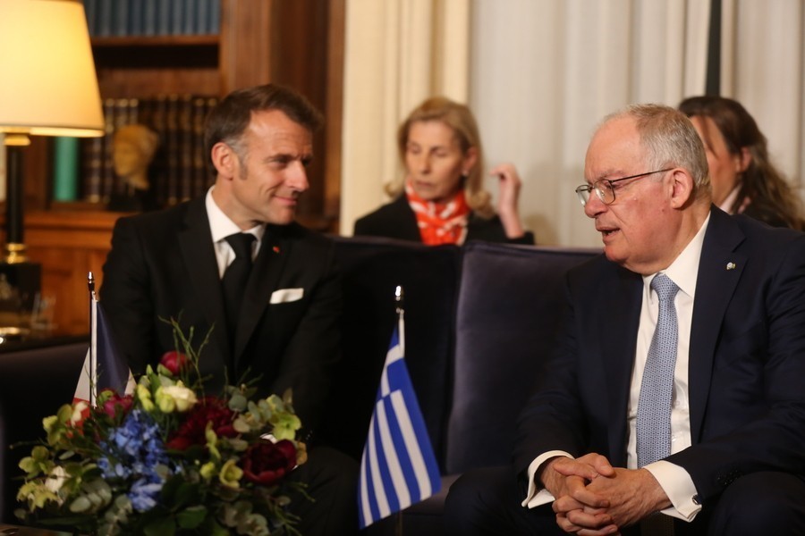 Ο Πρόεδρος της Δημοκρατίας Κωνσταντίνος Τασούλας (Δ) συνομιλεί με τον Πρόεδρο της Γαλλίας Εμανουέλ Μακρόν (Α), κατά τη διάρκεια της συνάντησής τους στο Προεδρικό Μέγαρο,