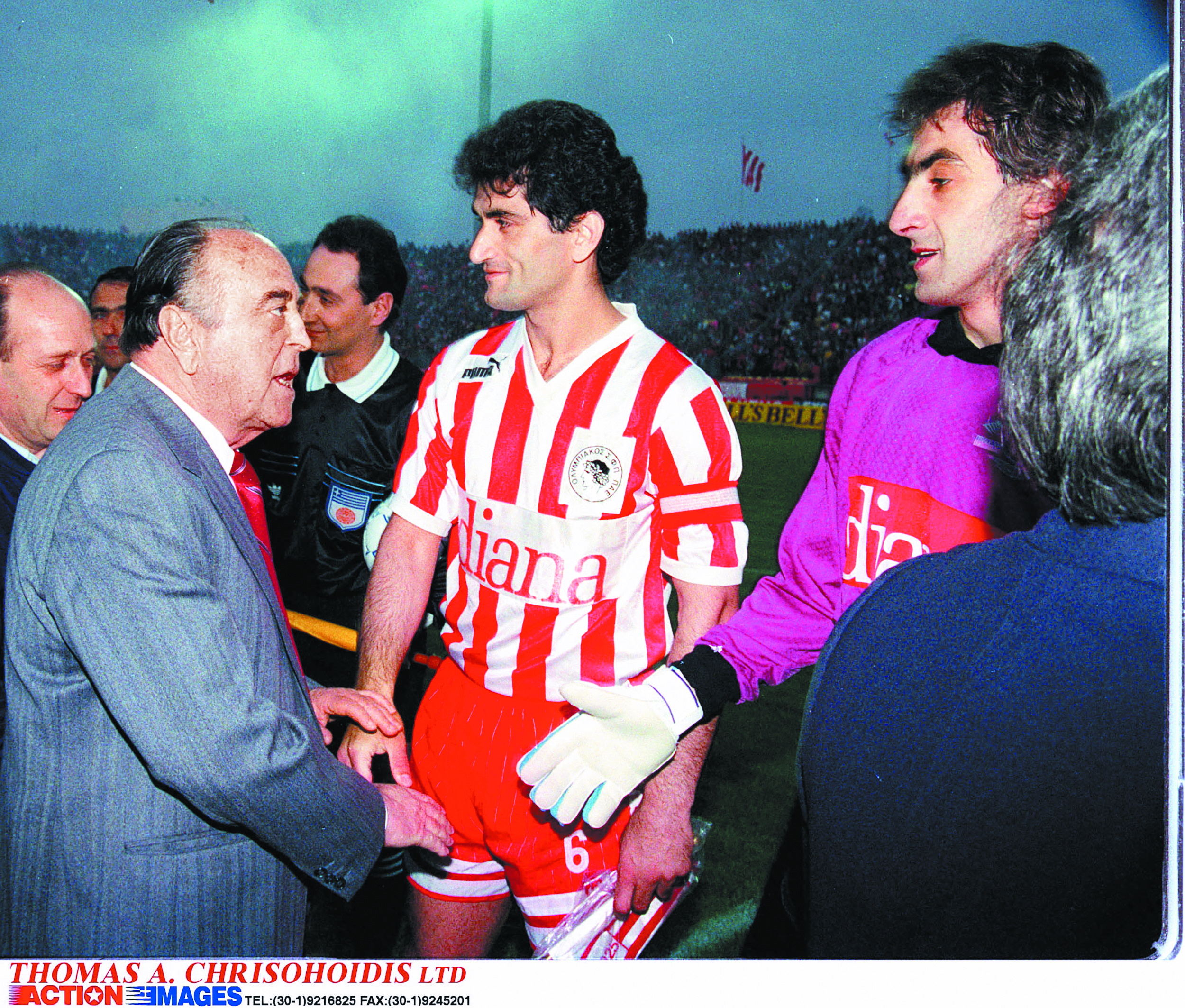 Ο Σταύρος Νταϊφάς συνομιλεί με παίκτες του Ολυμπιακού