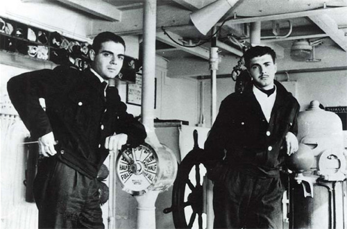 Πλοίαρχοι Ιωάννης & Διαμαντής Ν. Πατέρας, σε ένα από τα οικογενειακά πλοία (1955)