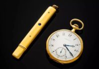 Χρυσό ρολόι τσέπης Patek Philippe για την Tiffany & Co. του Τζον Τζέικομπ Άστορ, θύματος του Τιτανικού και δίπλα ένα χρυσό μολύβι του