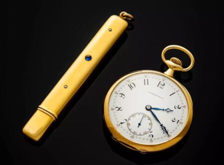 Χρυσό ρολόι τσέπης Patek Philippe για την Tiffany & Co. του Τζον Τζέικομπ Άστορ, θύματος του Τιτανικού και δίπλα ένα χρυσό μολύβι του