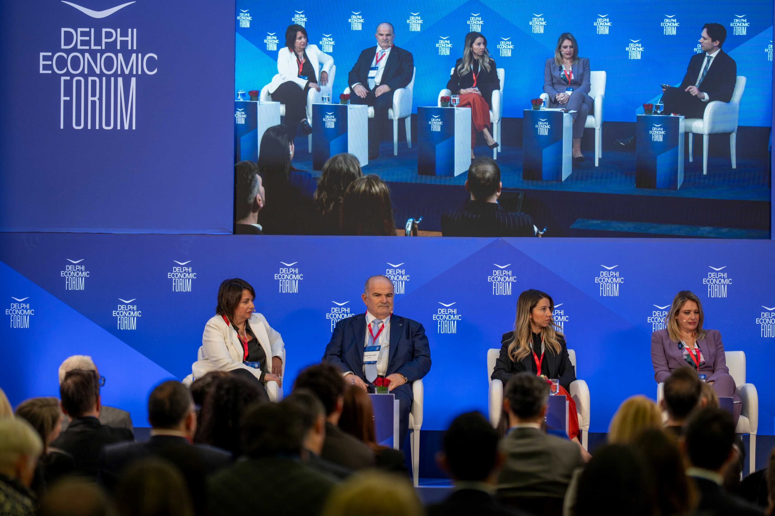 Από αριστερά: Μαρία Πατακιούτη, Διευθύντρια Ανθρώπων και Κουλτούρας,Παπαστράτος & Southeast Europe of Philip Morris International - Γιώργος Καββαθάς, Πρόεδρος Γενικής
Συνομοσπονδίας Επαγγελματιών Βιοτεχνών Εμπόρων Ελλάδας (ΓΣΕΒΕΕ) - Μαρία Βερούχη,
Διευθύνουσα Σύμβουλος, Edenred, Ελλάδα - Άννα Ευθυμίου, Υφυπουργός Εργασίας και Κοινωνικής
Ασφάλισης - Παύλος Πανταζόπουλος, Παρουσιαστής Ειδήσεων, Naftemporiki TV