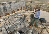 Η αρχαιολόγος Ζόφια Κοβάρσκα καταγράφει παιχνίδια που βρέθηκαν στους τοίχους της Δυτικής Βασιλικής της αρχαίας Πτολεμαΐδας