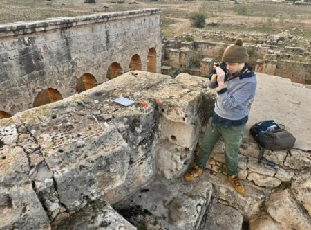 Η αρχαιολόγος Ζόφια Κοβάρσκα καταγράφει παιχνίδια που βρέθηκαν στους τοίχους της Δυτικής Βασιλικής της αρχαίας Πτολεμαΐδας