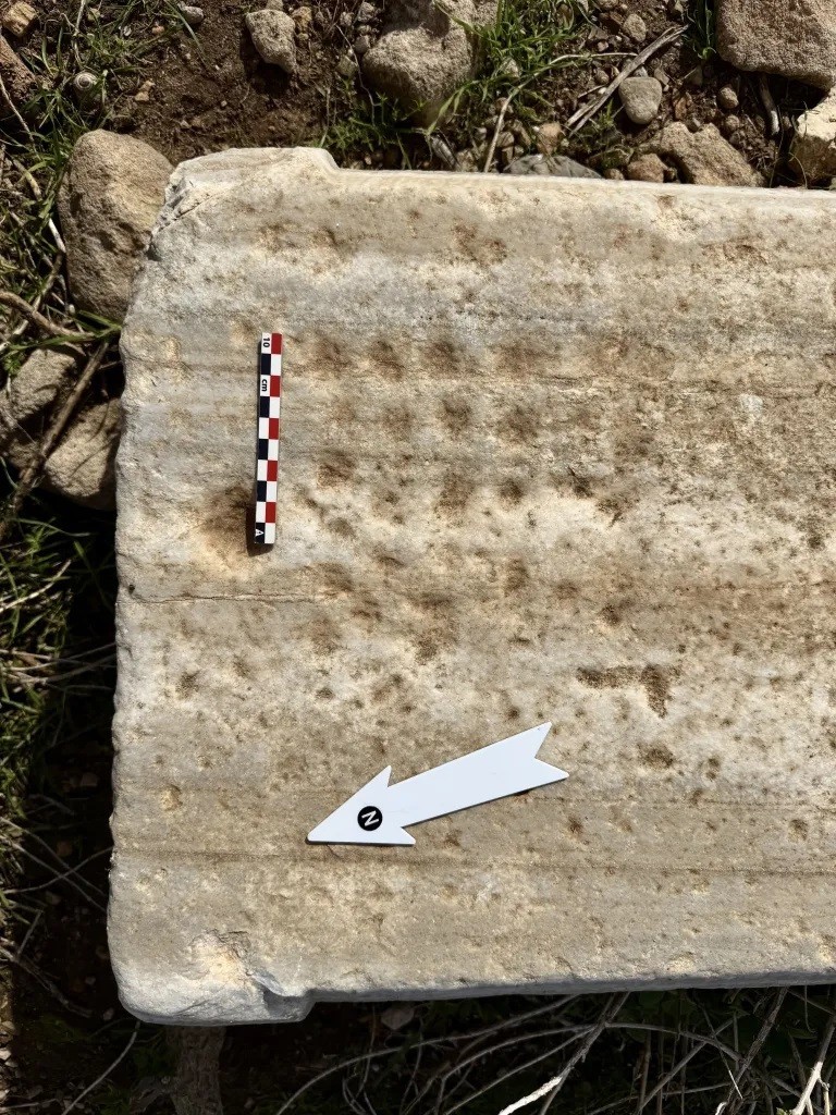 Παιχνίδι σκαλισμένο σε θραύσμα μαρμάρινης κολώνας 