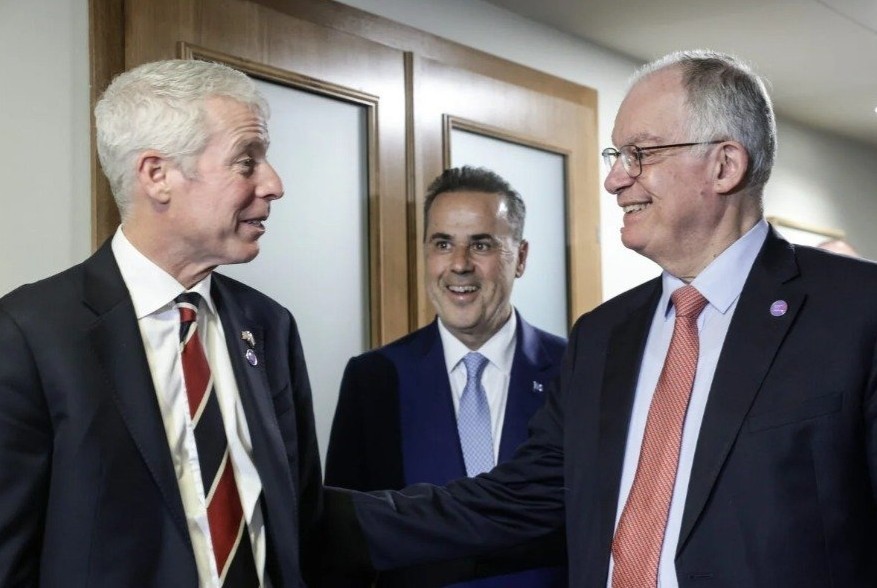 Κρις Ράιτ, Σταύρος Παπασταύρου, Κωνσταντίνος Τασούλας 