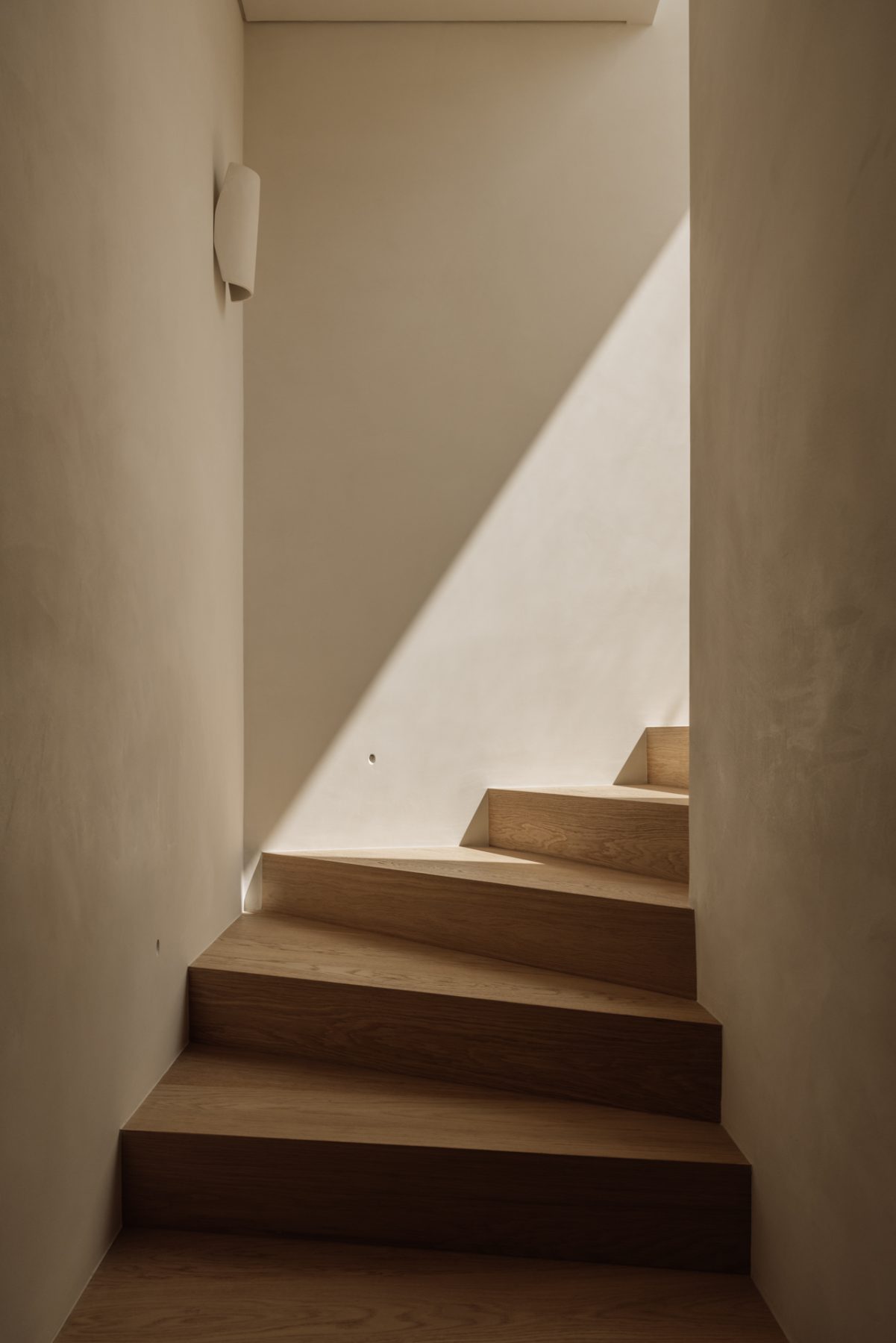 Lumen residence: Ένα σύγχρονο duplex θέτει νέους κανόνες για την αστική κατοίκηση στου Παπάγου