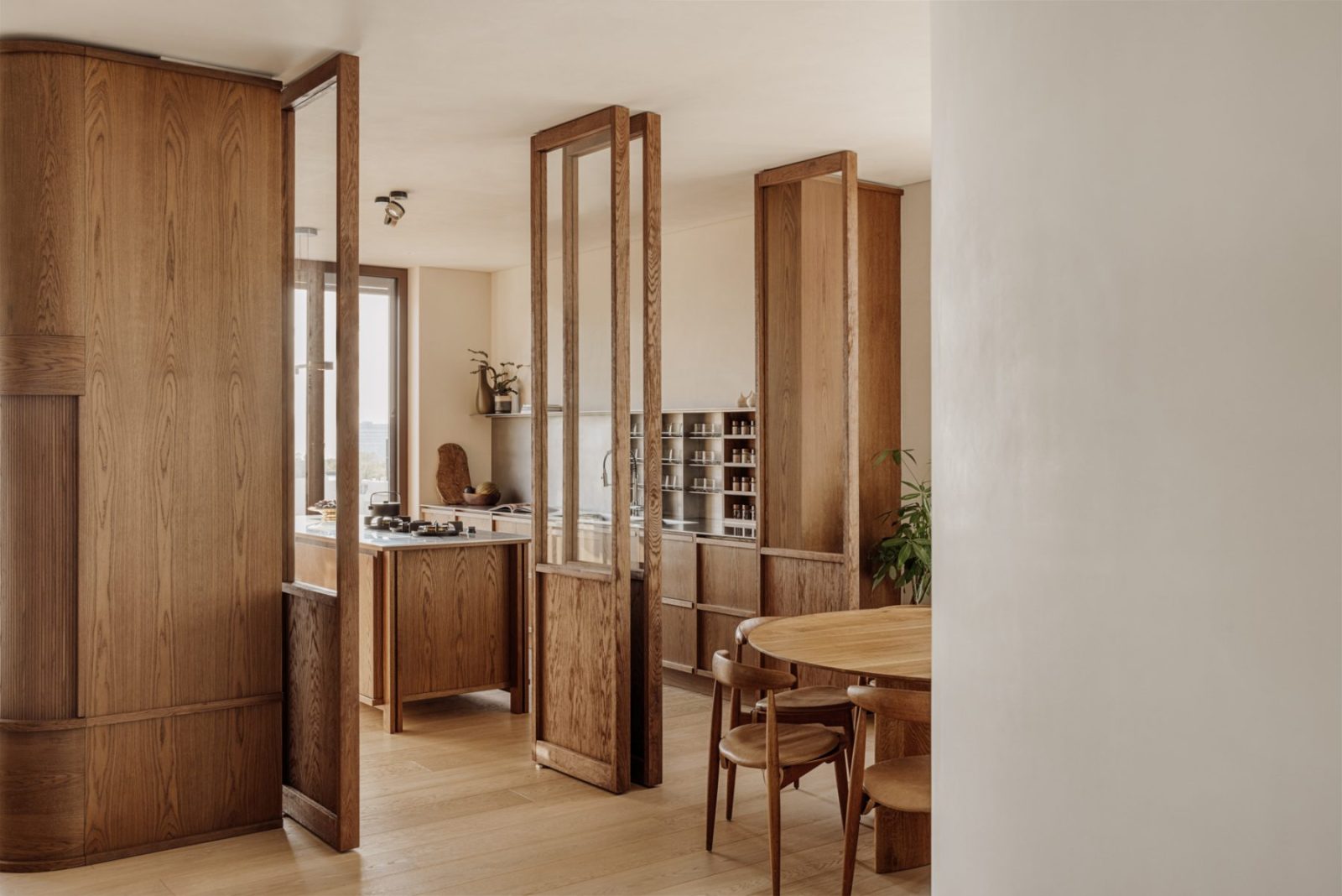Lumen residence: Ένα σύγχρονο duplex θέτει νέους κανόνες για την αστική κατοίκηση στου Παπάγου