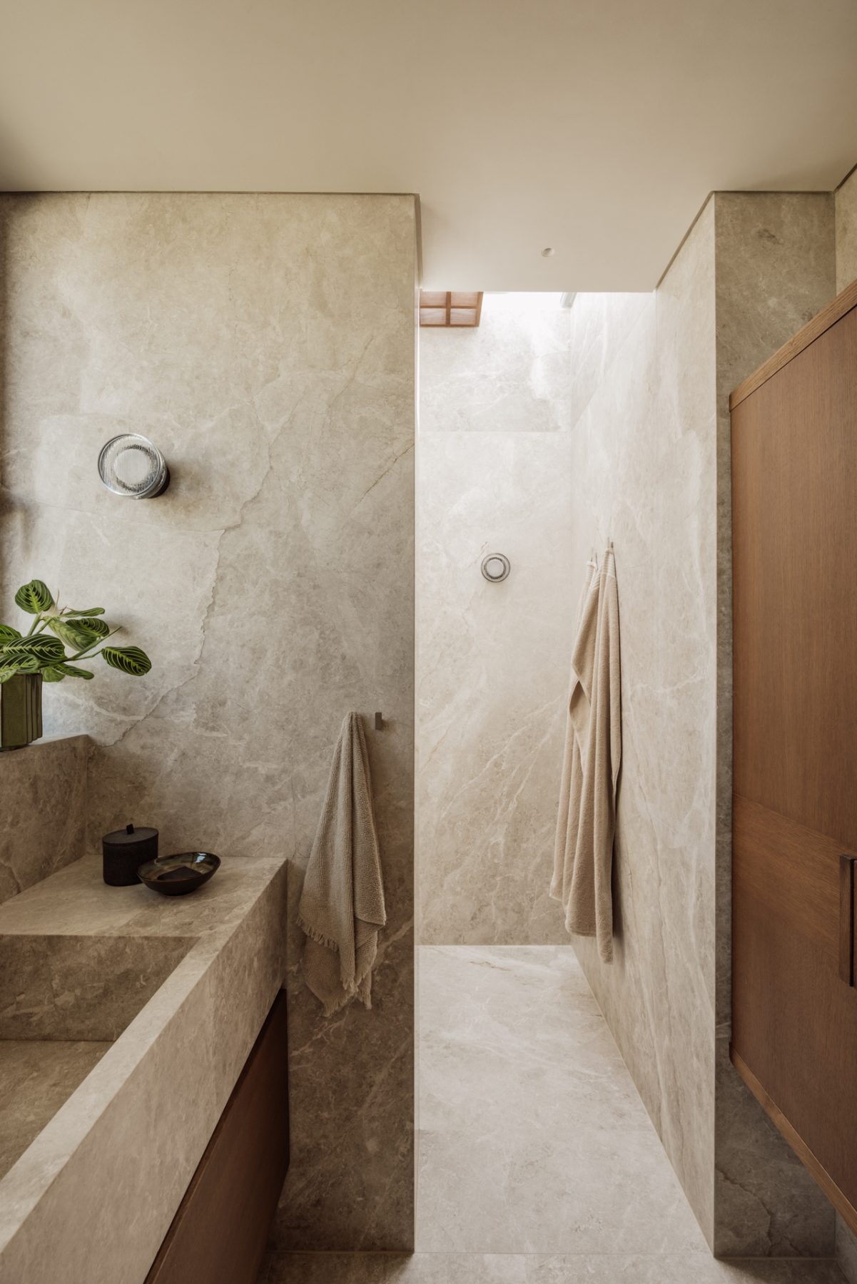 Lumen residence: Ένα σύγχρονο duplex θέτει νέους κανόνες για την αστική κατοίκηση στου Παπάγου
