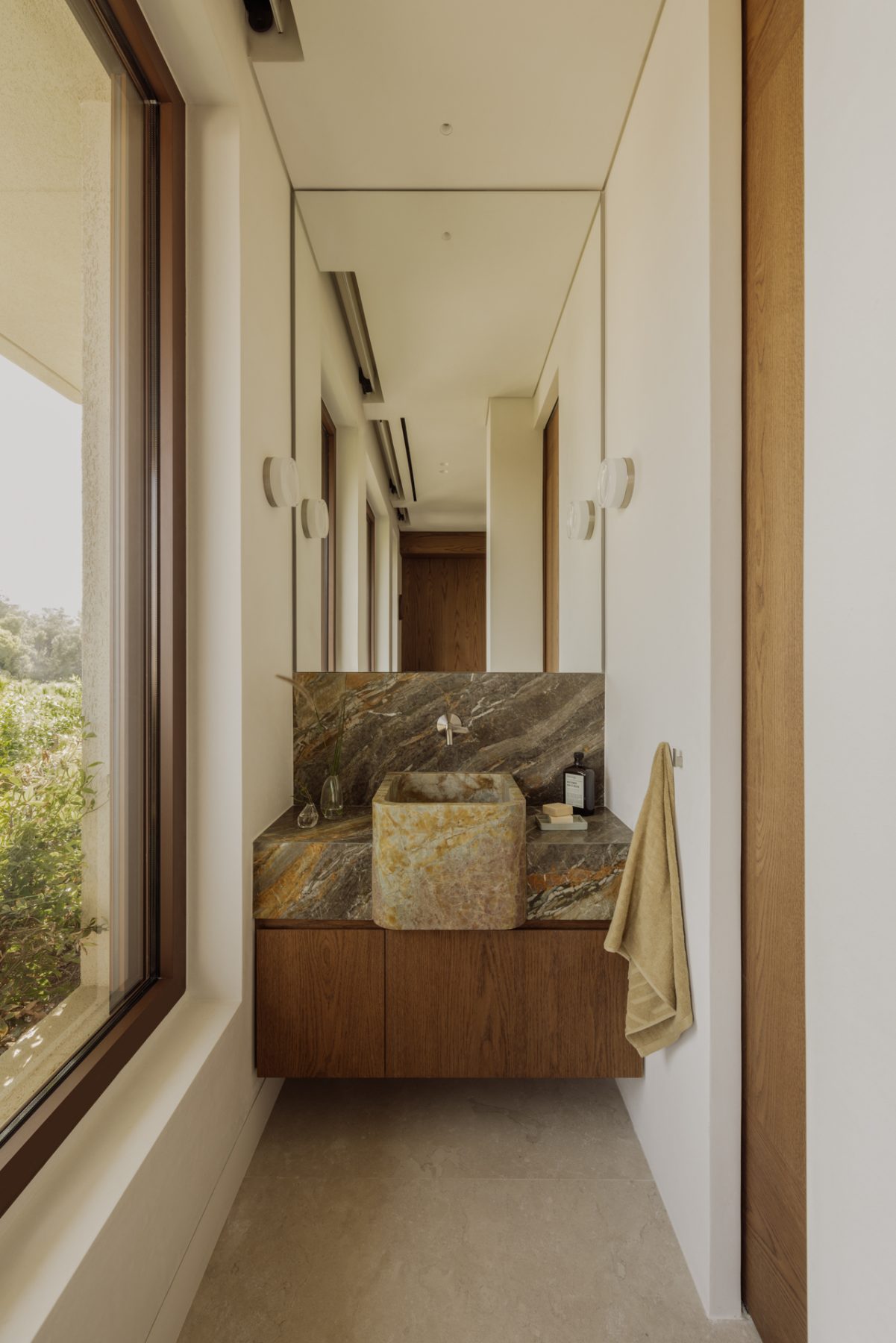 Lumen residence: Ένα σύγχρονο duplex θέτει νέους κανόνες για την αστική κατοίκηση στου Παπάγου