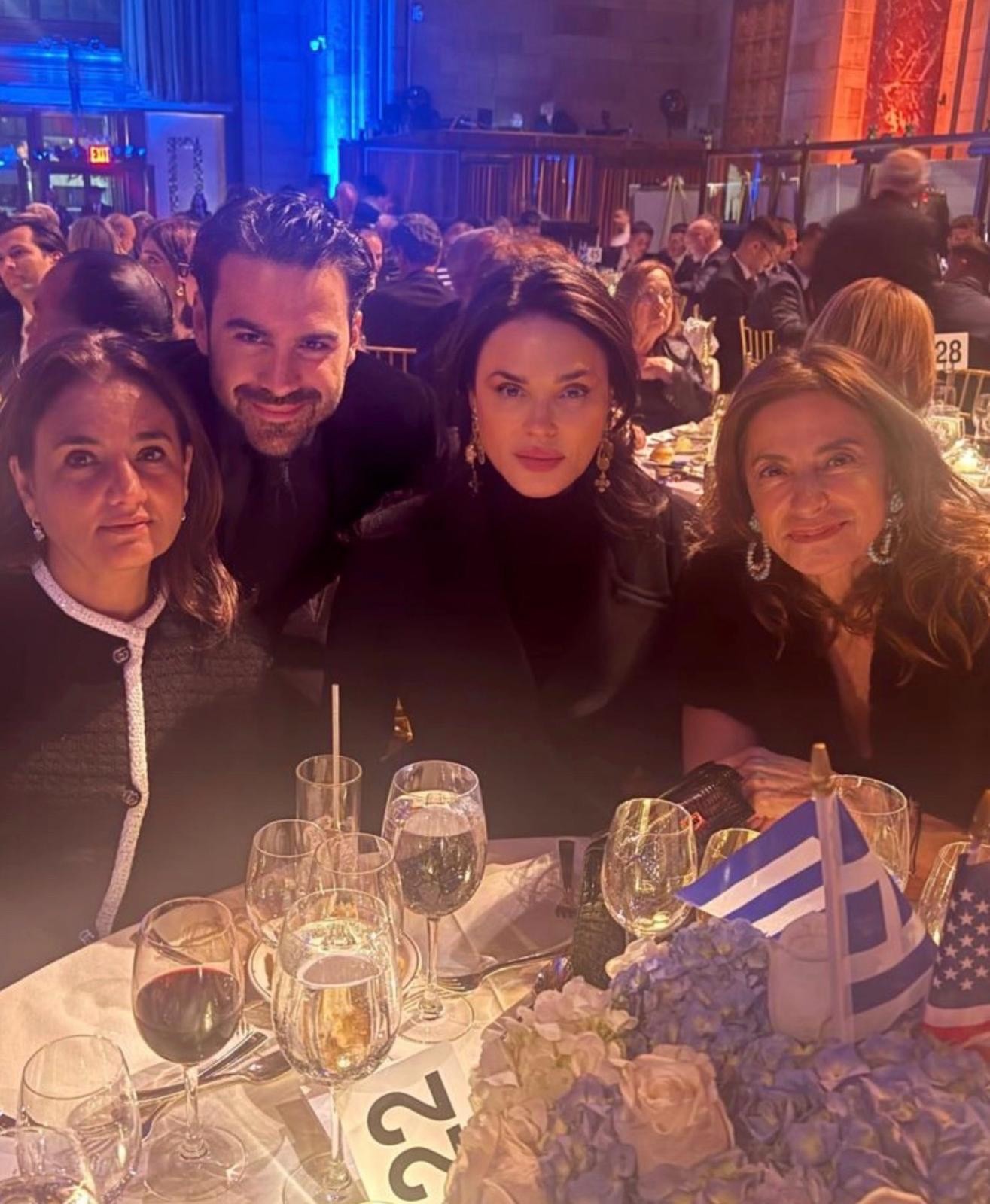 Στο τραπεζι στο Cipriani μαζί με τη Σίλια Κριθαριώτη, η Χρύσα Κανελλοπούλου, ο Νίκος Γιαννακόπουλος, γιος της Αλεξάνδρας Πάλλη και η Καλλιόπη Καρέλλα