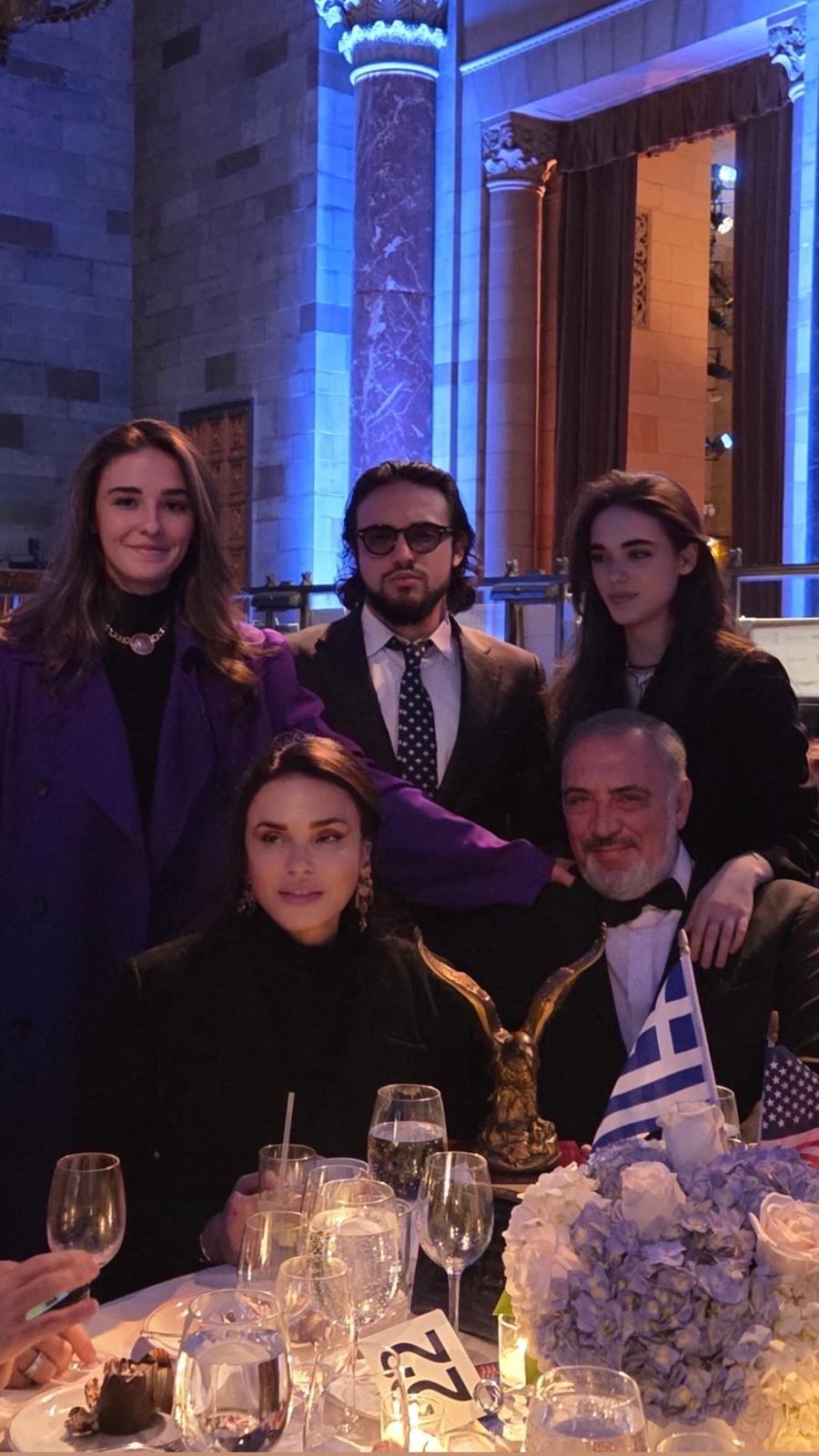 Η οικογένεια Τσάκου στο τραπέζι. Νίκος Τσάκος, Σίλια Κριθαριώτη, Ελισάβετ, Ειρήνη και Παναγιώτης Τσάκος