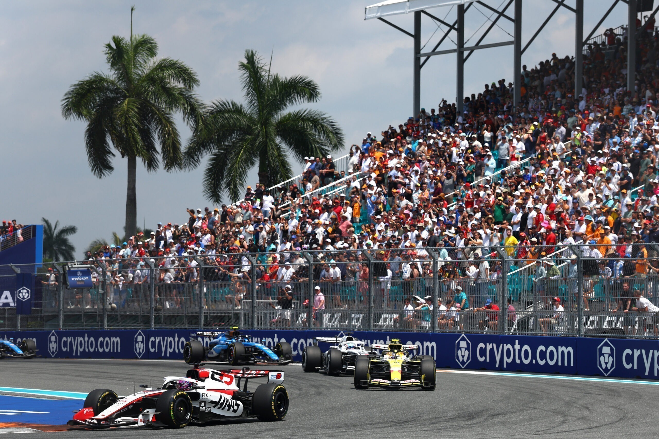  Ο Esteban Ocon με το (31) Haas F1 VF-26 Ferrari προηγείται των Liam Lawson και Sergio Perez κατά τη διάρκεια του Sprint πριν από το Formula One Miami Grand Prix. Η δράση εκτυλίσσεται στην πίστα Miami International Autodrome, στο Miami, στις 2 Μαΐου 2026. (Φωτογραφία: Andy Hone / LAT Images / Getty Images / Red Bull Content Pool)