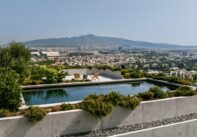 Ένα μαγικό κυβικό σπίτι στη Φιλοθέη σπάει τη γεωμετρία από μέσα