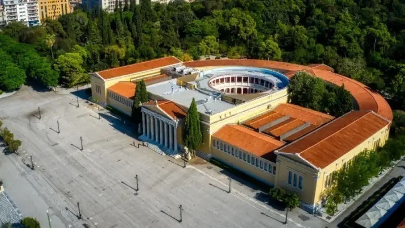 Νεοκλασικό με κορινθιακό πρόπυλο το Ζάππειο Μέγαρο έχει στοιχείο του το μεγάλο αίθριο
