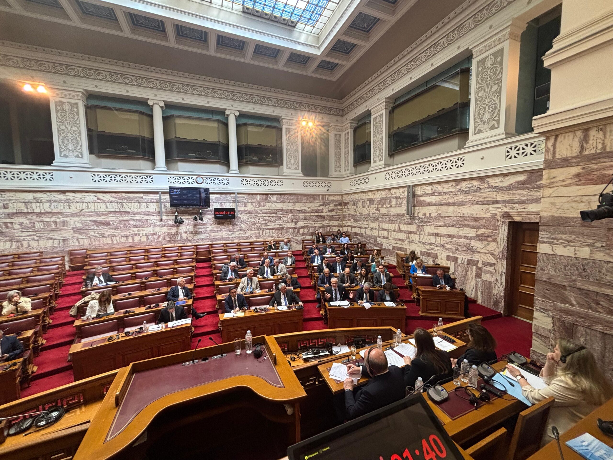Αδεια η μισή αίθουσα της Βουλής
