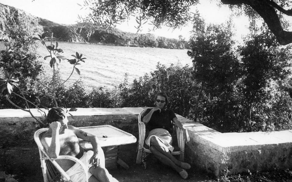 Η Τζόαν Λι Φέρμορ και ο Πάτρικ Λι Φέρμορ στο σπίτι τους στην Καρδαμύλη, το 1967