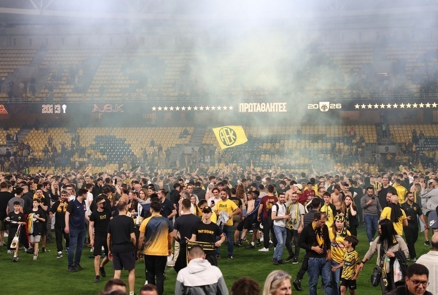 Οι φίλαθλοι της ΑΕΚ πανηγυρίζουν τη νίκη της ομάδας τους μετά το τέλος του αγώνα ΑΕΚ - Παναθηναϊκός, για την 4η αγωνιστική των playoff 1-4 της Superleague, στην Allwyn Arena, στη Νέα Φιλαδέλφεια, την Κυριακή 10 Μαΐου 2026 ΑΠΕ-ΜΠΕ/ΓΕΩΡΓΙΑ ΠΑΝΑΓΟΠΟΥΛΟΥ