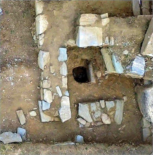 Υπολείμματα χαρακτηριστικού κλιβάνου που βρέθηκε μέσα στην αγορά της αρχαίας Παλαιόπολης της Άνδρου 