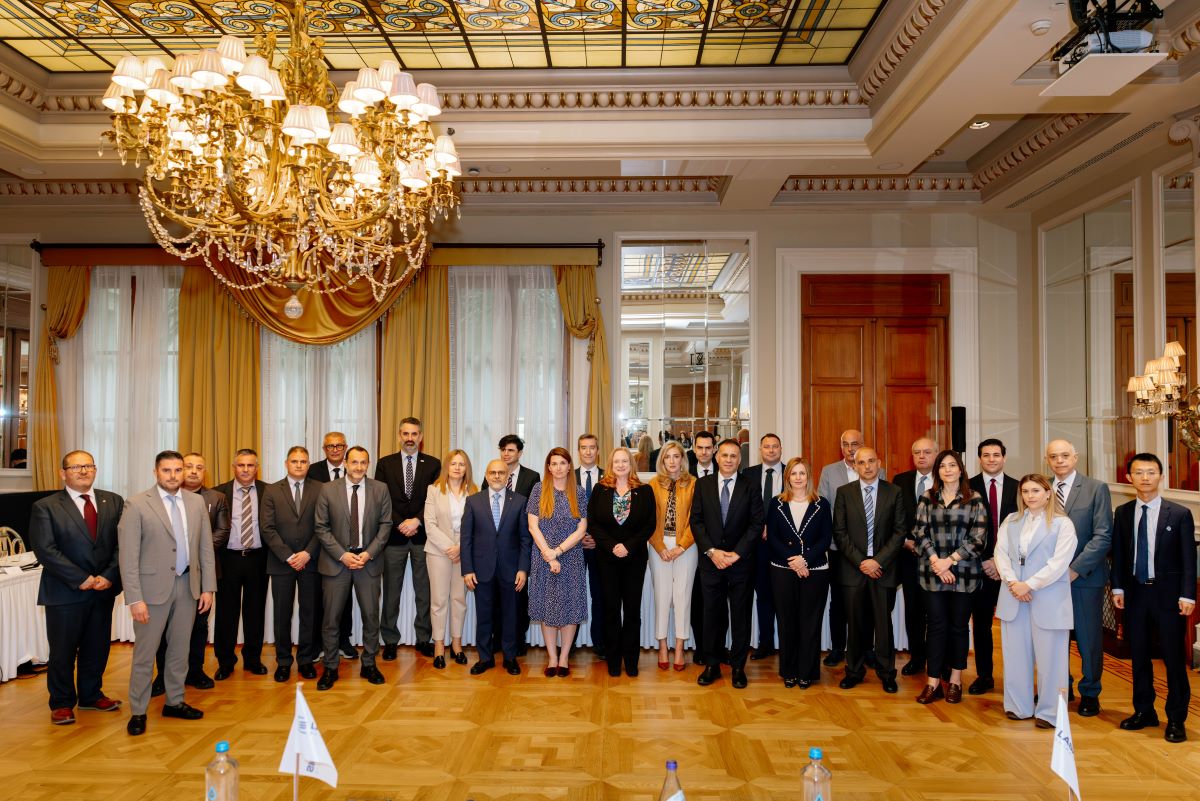 Οι συμμετέχοντες στη συζήτηση στρογγυλής τραπέζης